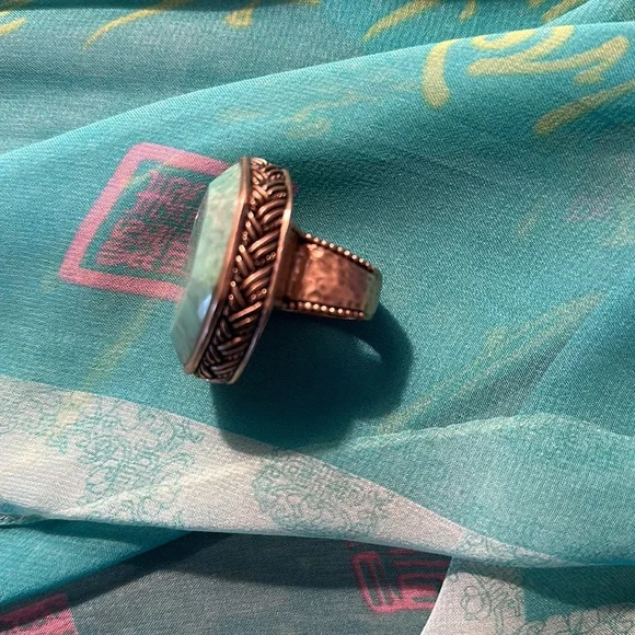 Big, synthetic turquoise ring size 7 - Picture 3 of 8